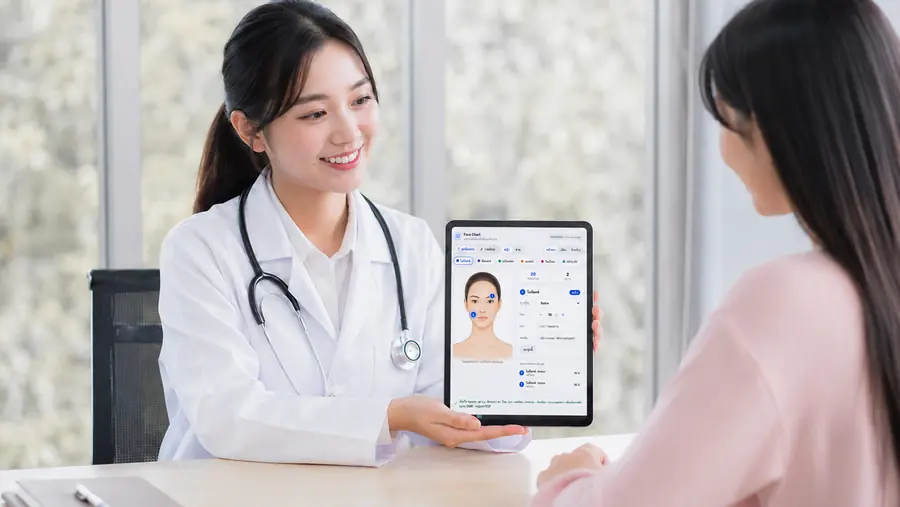 หน้าจอ OPD Card ของ Dr.Ease แสดงบันทึกการรักษา รูปถ่าย และแผนการรักษาในหน้าเดียว